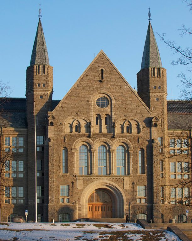 Bilde av fasade med frontfasadens runde vindu overst i mitten