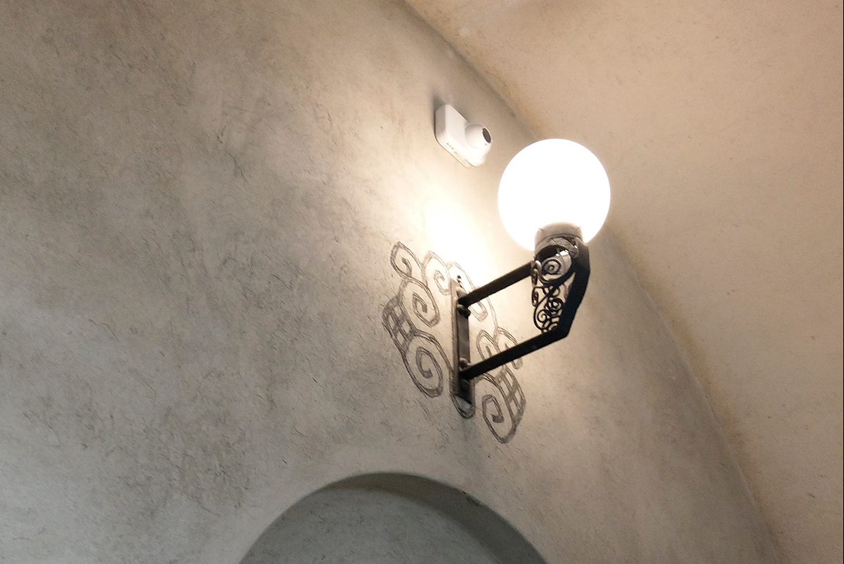 mottaker montert på vegg sammen med en opprinnelig lampe