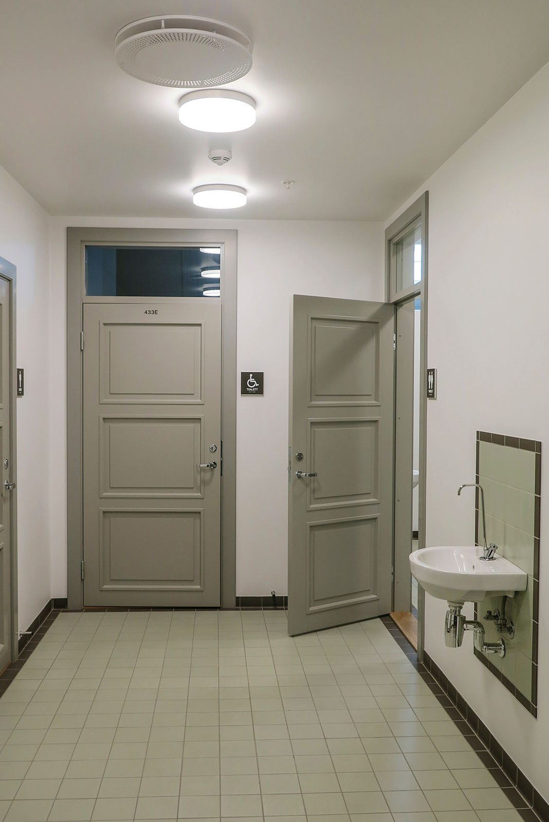 Bilde av nye dører til toalett