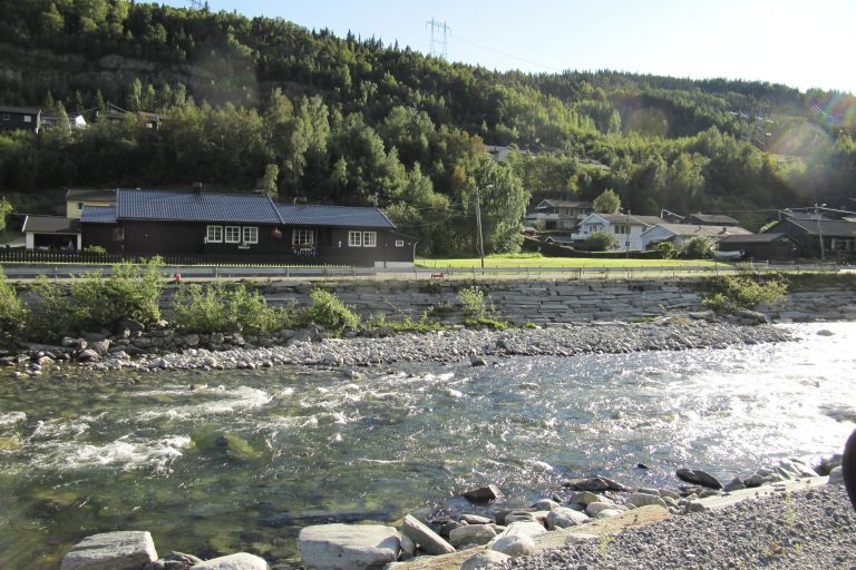 Bilde viser oppbyggingen av flomverket langs elvebredden.