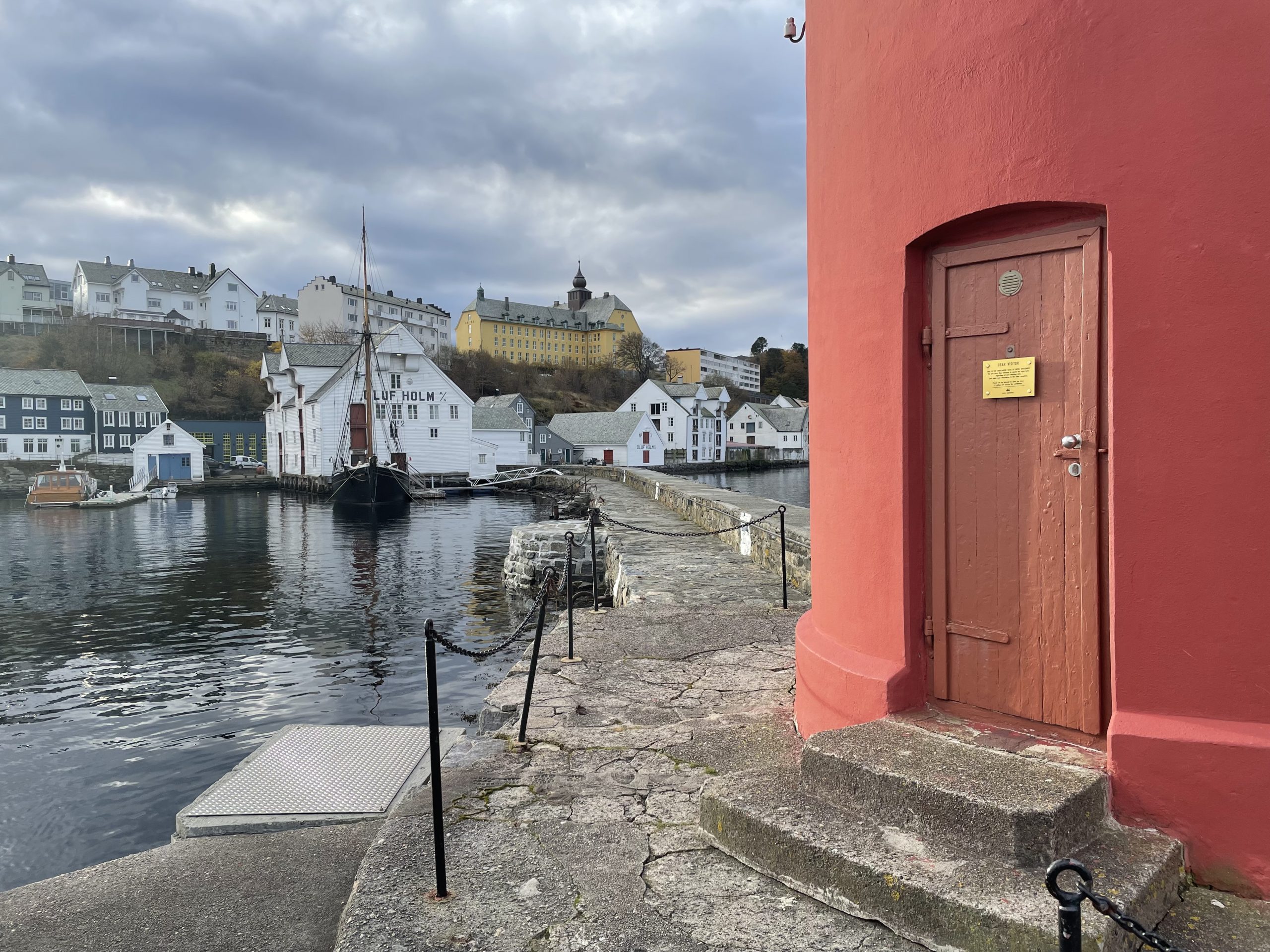 Molja ligger plassert lengst ut på moloen i innseglingen til Ålesund.